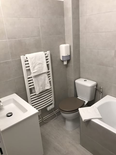 Twin Room | Bathroom | Free toiletries, hair dryer, towels