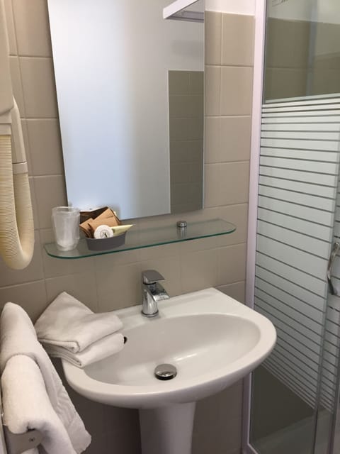 Superior Double Room | Bathroom | Free toiletries, hair dryer, towels