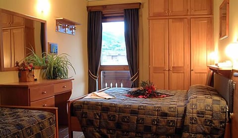 Triple Room | Desk, cribs/infant beds, free WiFi, bed sheets