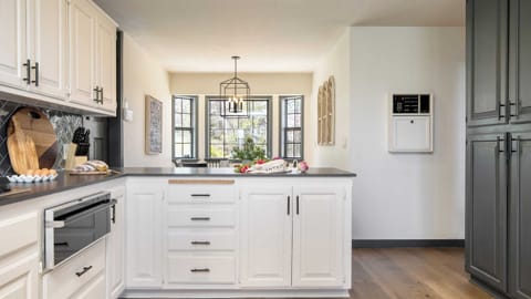 House (6 Bedrooms) | Interior