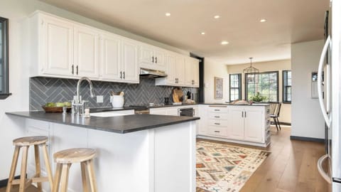 House (6 Bedrooms) | Private kitchen | Stovetop, coffee/tea maker, cookware/dishes/utensils