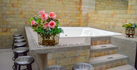 Couples treatment rooms, body treatments, aromatherapy, body wraps