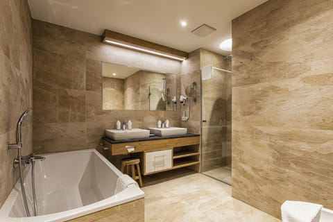 Family Studio, Balcony, Mountain View (Wohnstudio Deluxe) | Bathroom | Hair dryer, bathrobes, slippers, towels