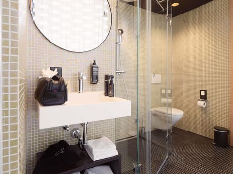 Executive Room, 1 Double Bed | Bathroom | Shower, rainfall showerhead, eco-friendly toiletries, hair dryer