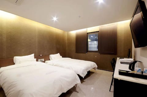 Premium bedding, down comforters, minibar, blackout drapes