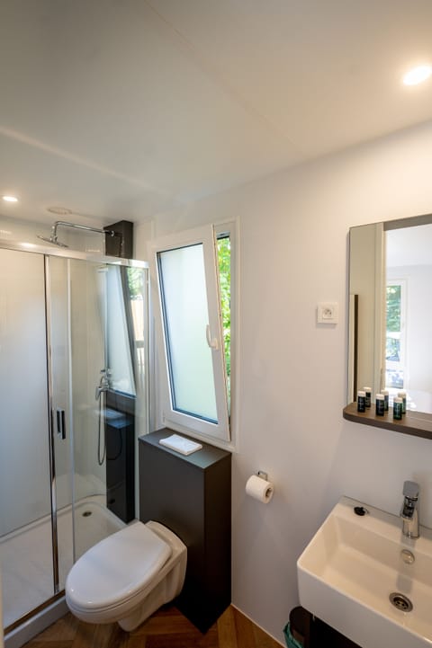 Luxury Bungalow | Bathroom | Shower, eco-friendly toiletries, towels, soap