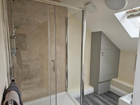 Studio | Bathroom | Shower, towels