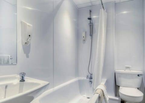 Combined shower/tub, hair dryer, towels