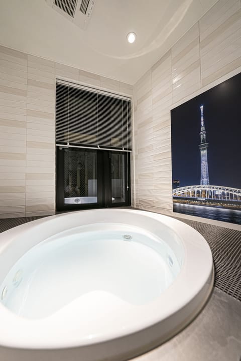 Basic Apartment | Bathroom