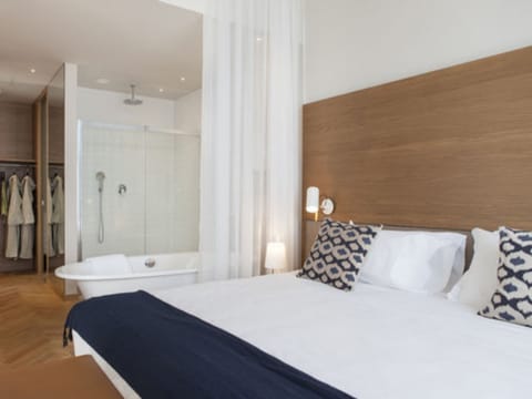 Suite, Lake View | Minibar, in-room safe, desk, blackout drapes