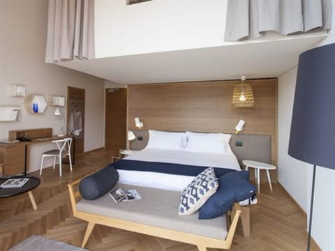 Family Room, Lake View | Minibar, in-room safe, desk, blackout drapes