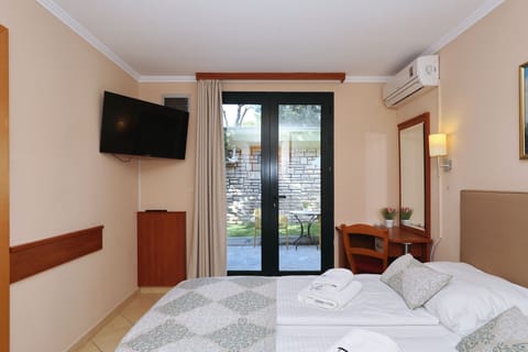 Standard Quadruple Room | Desk, cribs/infant beds, free WiFi, bed sheets