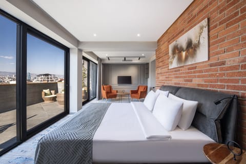 Luxury Studio Suite, 1 King Bed, Terrace | Hypo-allergenic bedding, minibar, in-room safe, desk