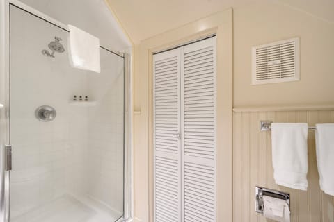 King Jr. Suite | Bathroom | Bathrobes, towels