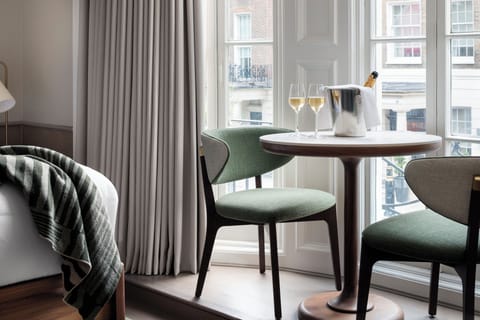 Family Salon | Minibar, in-room safe, soundproofing, iron/ironing board