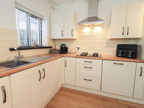 Cottage | Private kitchen | Fridge, dishwasher, electric kettle, toaster