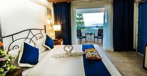 Lake View (Queen) | Premium bedding, in-room safe, desk, laptop workspace