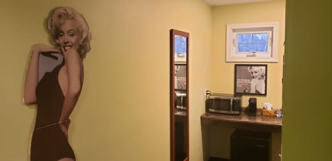 Choose from the Bonnie & Clyde, Marilyn Monroe, the Bogey and Bacall, or the Newman & Redford room | Desk, blackout drapes, soundproofing, free WiFi