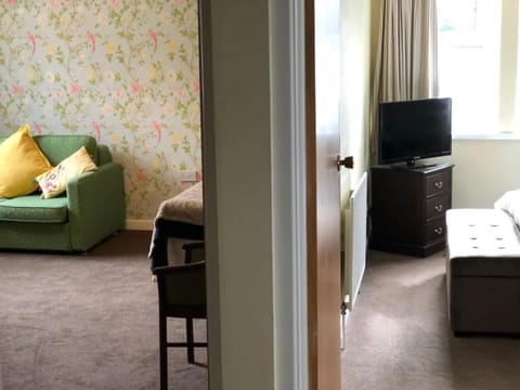 Standard Suite, Multiple Beds, Bathtub | Individually decorated, individually furnished, desk, laptop workspace