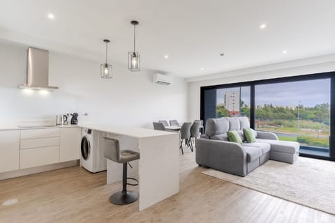 City Apartment, 2 Bedrooms, Non Smoking, Balcony | Private kitchen | Fridge, microwave, oven, dishwasher