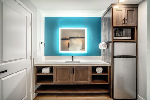 Royal Room, 1 King Bed, Jetted Tub | In-room safe, desk, blackout drapes, iron/ironing board