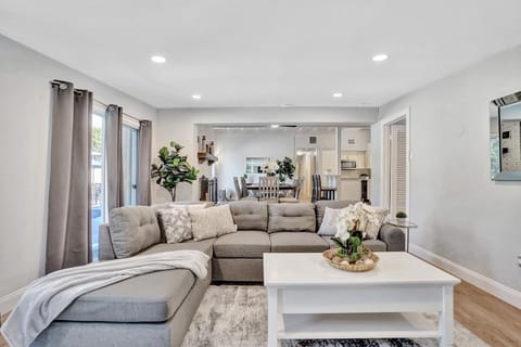 House | Living area | 42-inch flat-screen TV with digital channels, TV