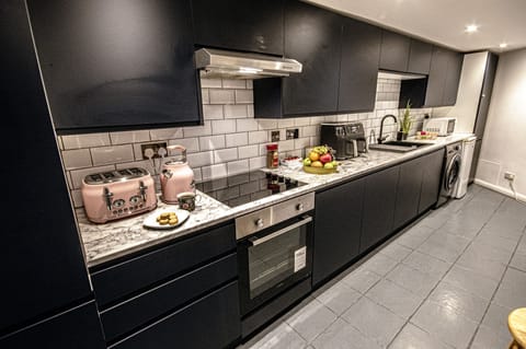 House | Private kitchen | Fridge, microwave, oven, stovetop