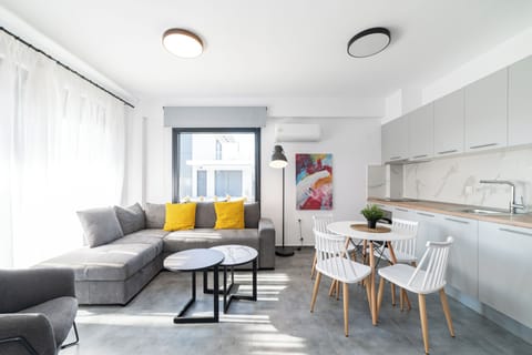 Deluxe Duplex, 2 Bedrooms, Garden View | Living area