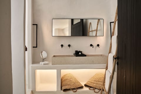 Honeymoon Suite, Jetted Tub, Sea View | Bathroom | Shower, rainfall showerhead, free toiletries, hair dryer