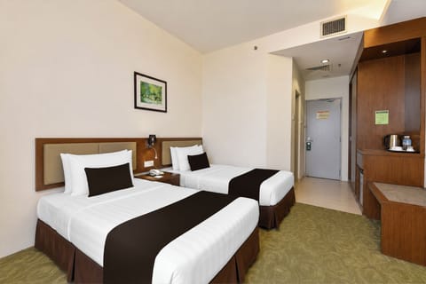 Minibar, desk, soundproofing, WiFi (free)