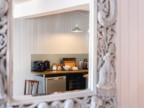 Cottage | Private kitchen | Fridge, electric kettle, toaster, cookware/dishes/utensils