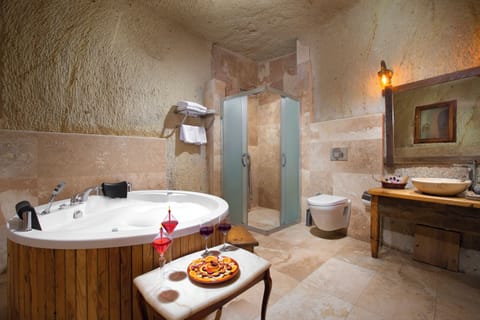 Deluxe Cave Room 302 | Bathroom | Jetted tub, hydromassage showerhead, hair dryer, bathrobes