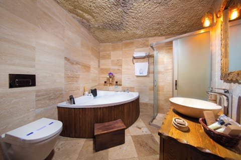 Deluxe Cave Room 202 | Bathroom | Jetted tub, hydromassage showerhead, hair dryer, bathrobes