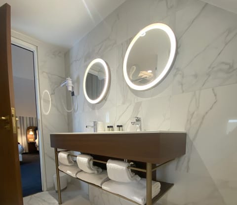 Family Room (5 persons) | Bathroom | Shower, free toiletries, hair dryer, towels