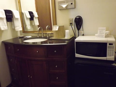 2 Queen Beds, (K9 Friendly), Hill View, Ground Floor | Bathroom | Combined shower/tub, hair dryer, towels