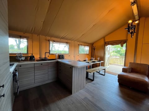 Luxury Tent, Hot Tub, Garden View | Shared kitchen | Electric kettle, toaster, cookware/dishes/utensils
