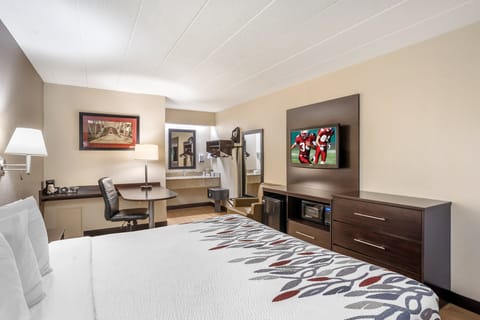 Superior Room, 1 King Bed (Smoke Free) | Desk, laptop workspace, blackout drapes, iron/ironing board