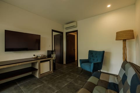 Family Suite | Living area | 40-inch flat-screen TV with satellite channels, TV