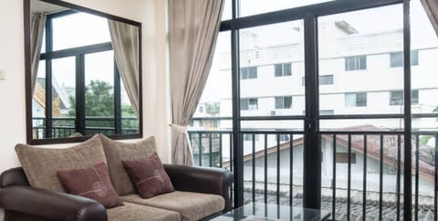 Executive Studio | Living area | 60-inch LCD TV with digital channels, TV, Netflix