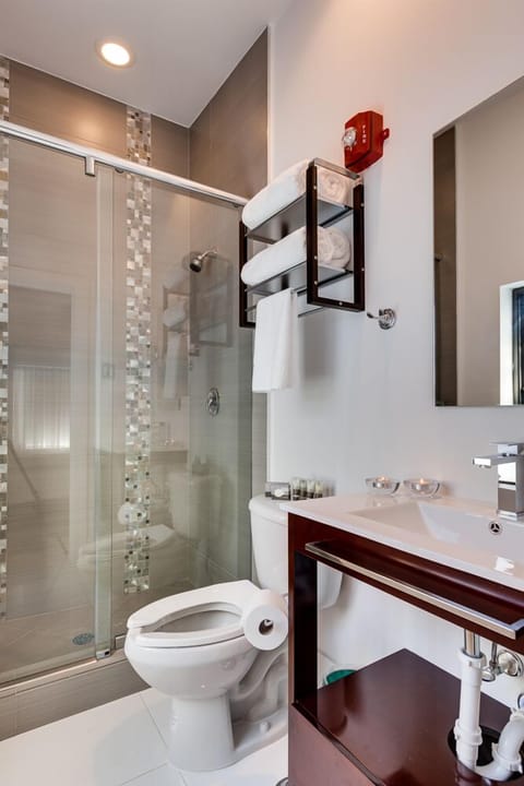 Shower, rainfall showerhead, free toiletries, hair dryer