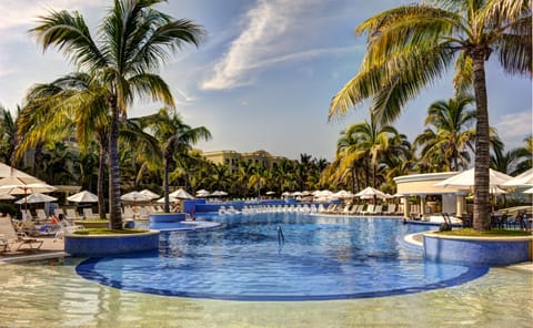 3 outdoor pools, free cabanas, pool umbrellas