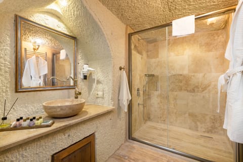 Royal Double Room | Bathroom | Shower, rainfall showerhead, free toiletries, hair dryer