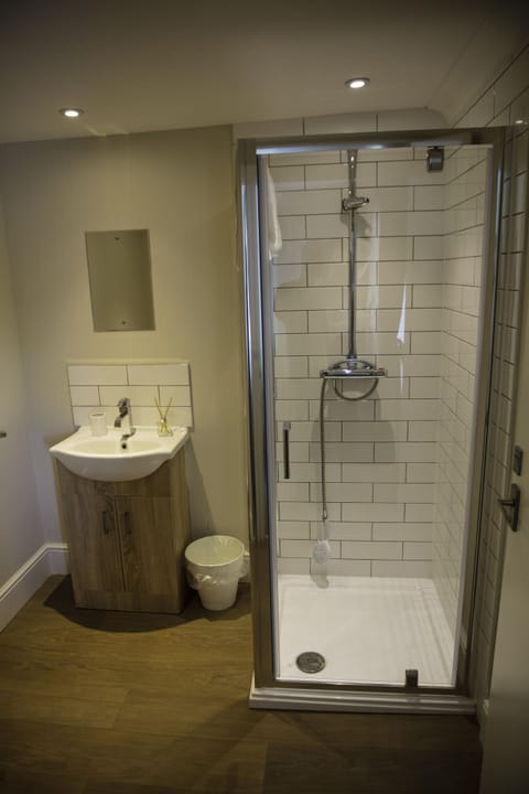 Standard Double Room | Bathroom | Combined shower/tub, free toiletries, towels, soap
