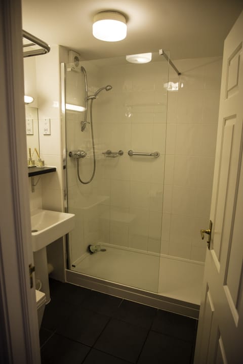 Deluxe Room | Bathroom | Combined shower/tub, free toiletries, towels, soap