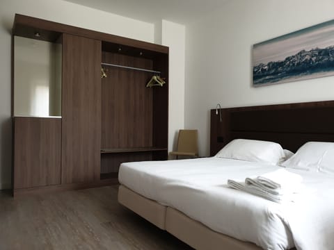 Standard Room | In-room safe, desk, blackout drapes, iron/ironing board
