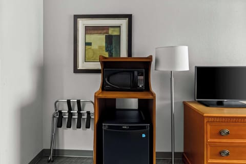 Standard Room, 1 King Bed, Non Smoking | Premium bedding, laptop workspace, soundproofing, iron/ironing board