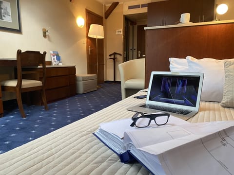 Business Single Room | Hypo-allergenic bedding, in-room safe, desk, laptop workspace