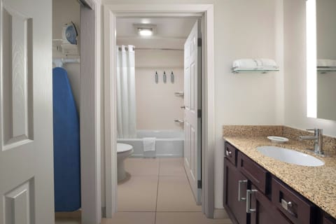 Combined shower/tub, free toiletries, hair dryer, towels