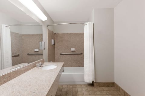 Combined shower/tub, hair dryer, towels