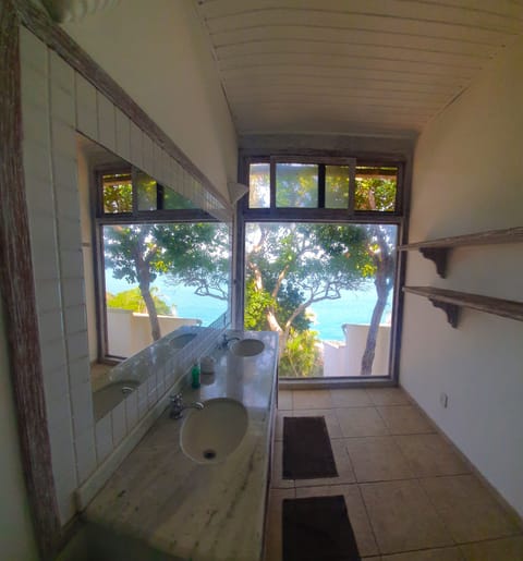 Luxury Studio Suite | Bathroom